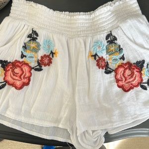 White linen embroidered shorts with pockets, size small